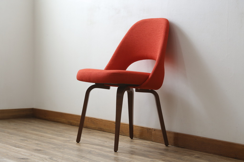 中古　美品　Knoll(ノル)　Saarinen Collection Conference Arm Chair(サーリネン コレクション カンファレンス アームチェア) 鮮やかな赤が印象的なアームチェア(椅子、イス)(定価約36万円)(R-082851)
