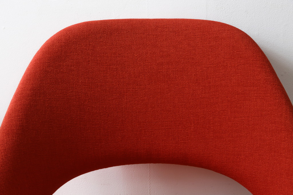 中古　美品　Knoll(ノル)　Saarinen Collection Conference Arm Chair(サーリネン コレクション カンファレンス アームチェア) 鮮やかな赤が印象的なアームチェア(椅子、イス)(定価約36万円)(R-082851)