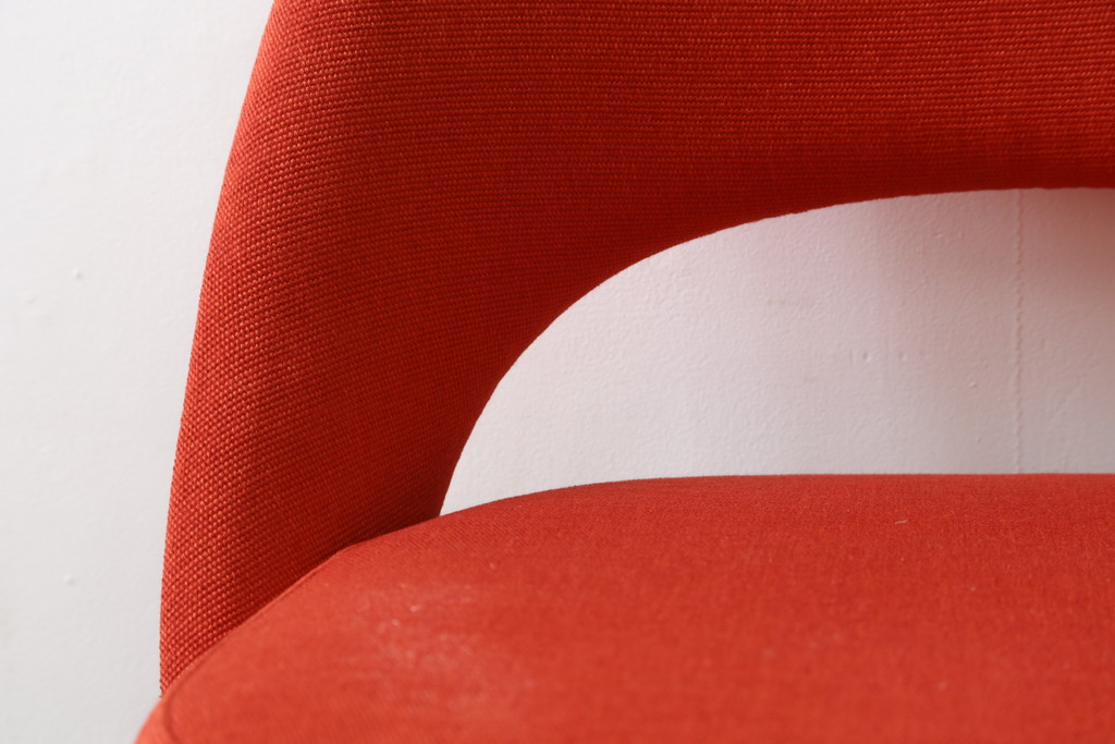 中古　美品　Knoll(ノル)　Saarinen Collection Conference Arm Chair(サーリネン コレクション カンファレンス アームチェア) 鮮やかな赤が印象的なアームチェア(椅子、イス)(定価約36万円)(R-082851)