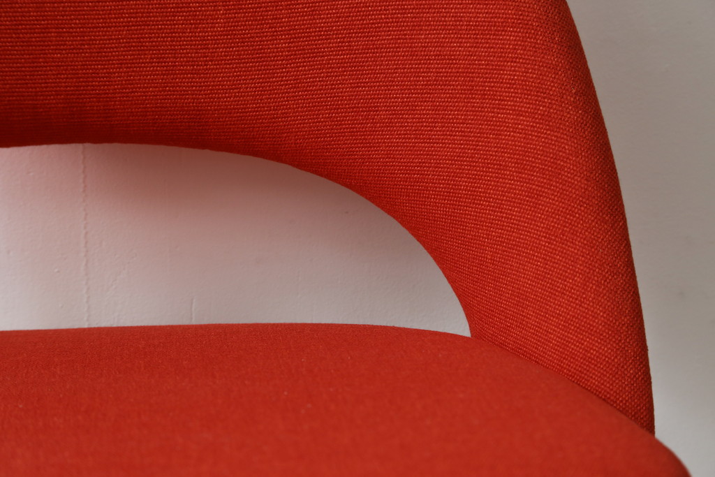 中古　美品　Knoll(ノル)　Saarinen Collection Conference Arm Chair(サーリネン コレクション カンファレンス アームチェア) 鮮やかな赤が印象的なアームチェア(椅子、イス)(定価約36万円)(R-082851)