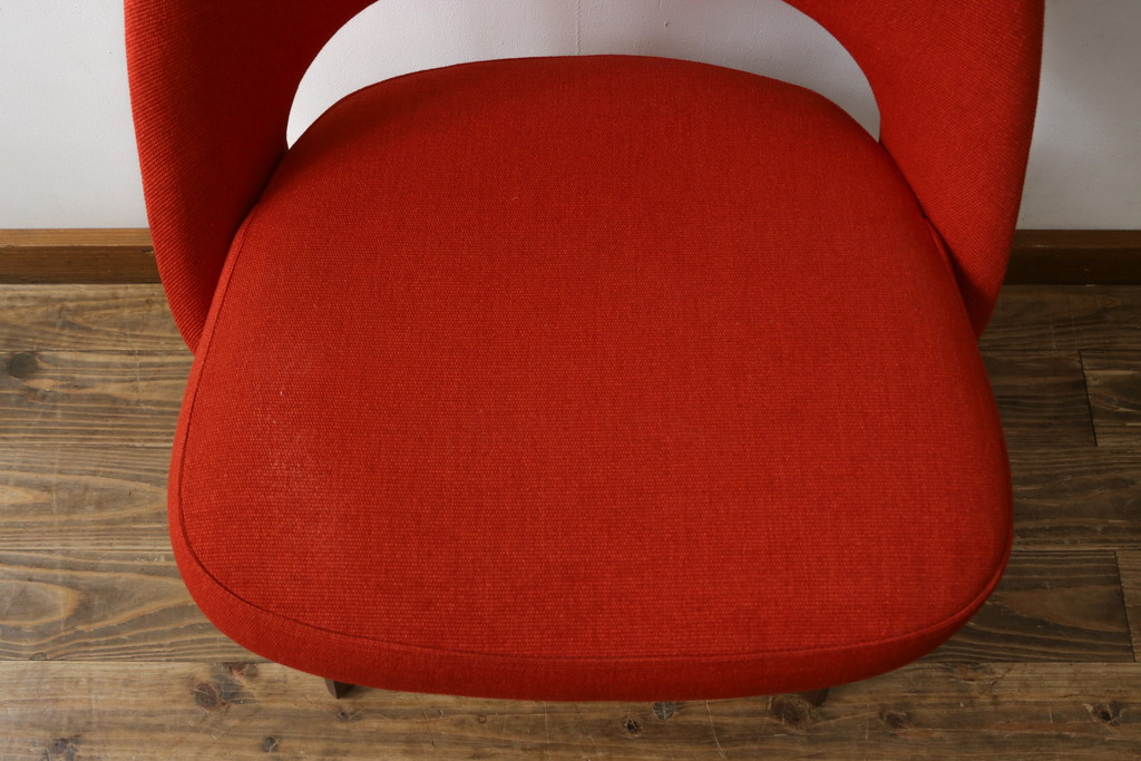 中古　美品　Knoll(ノル)　Saarinen Collection Conference Arm Chair(サーリネン コレクション カンファレンス アームチェア) 鮮やかな赤が印象的なアームチェア(椅子、イス)(定価約36万円)(R-082851)