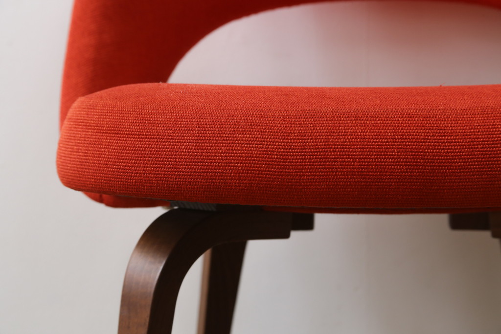 中古　美品　Knoll(ノル)　Saarinen Collection Conference Arm Chair(サーリネン コレクション カンファレンス アームチェア) 鮮やかな赤が印象的なアームチェア(椅子、イス)(定価約36万円)(R-082851)