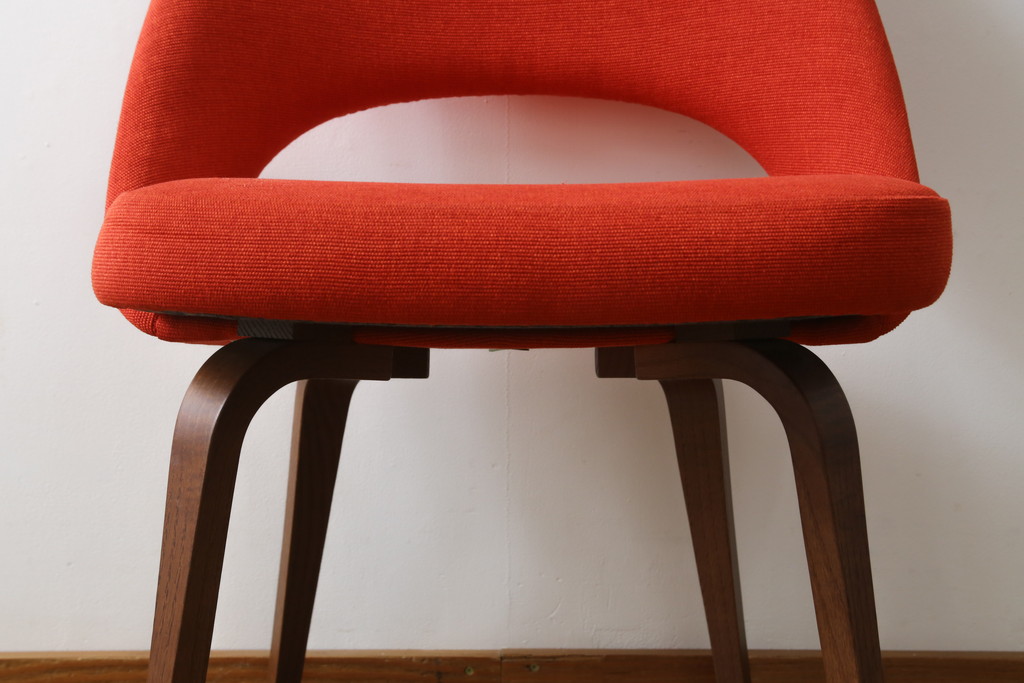 中古　美品　Knoll(ノル)　Saarinen Collection Conference Arm Chair(サーリネン コレクション カンファレンス アームチェア) 鮮やかな赤が印象的なアームチェア(椅子、イス)(定価約36万円)(R-082851)