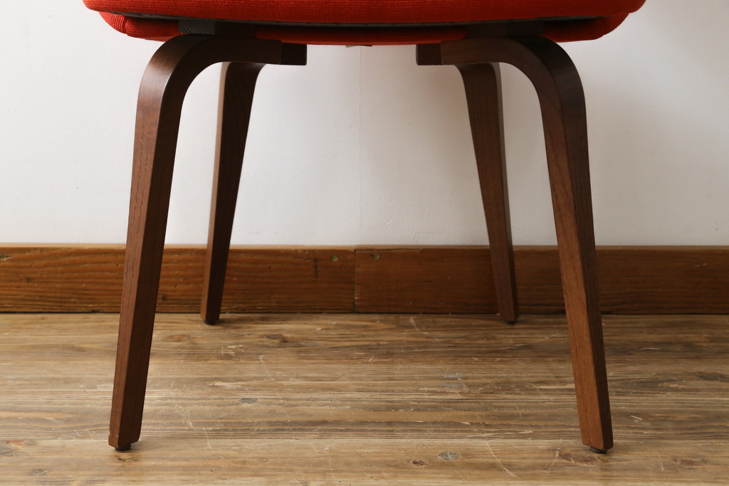 中古　美品　Knoll(ノル)　Saarinen Collection Conference Arm Chair(サーリネン コレクション カンファレンス アームチェア) 鮮やかな赤が印象的なアームチェア(椅子、イス)(定価約36万円)(R-082851)