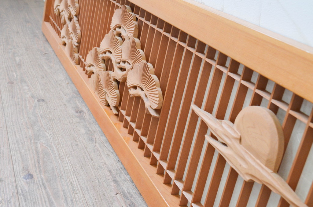 アンティーク建具　松と月の風情ある彫刻と格子の障子欄間1枚(明り取り、明かり取り)(R-069599)