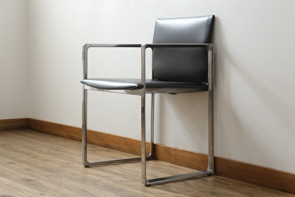 中古　美品!!　Cassina(カッシーナ)　184EVE(イヴ)　洗練されたモダンデザインが目を引くアームチェア(ダイニングチェア、椅子、イス)(定価約30万円)(R-068578)