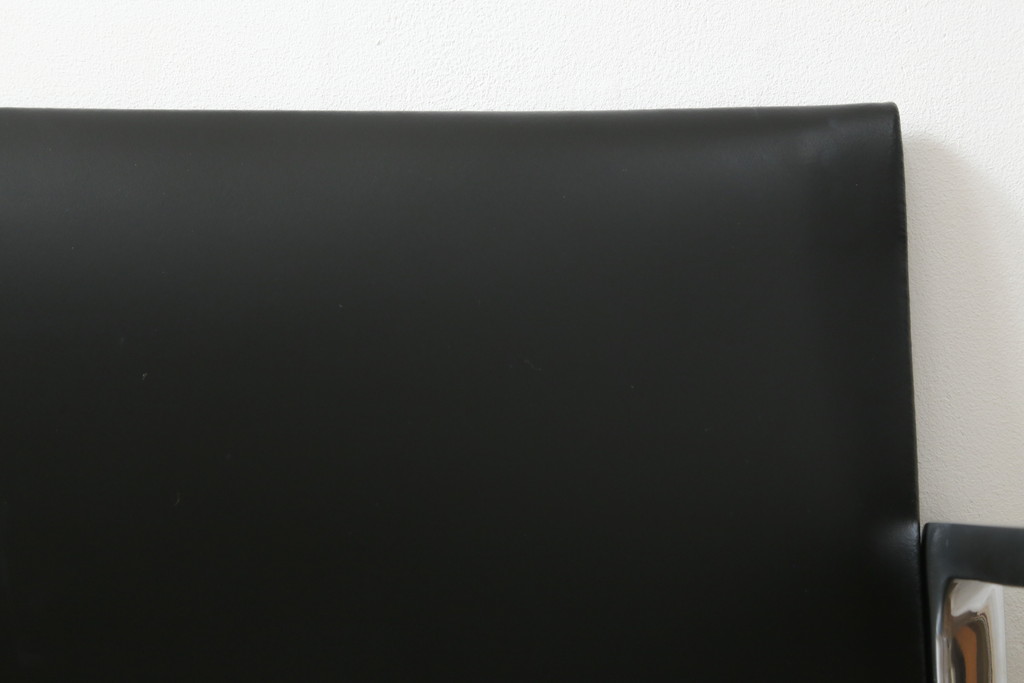 中古　美品!!　Cassina(カッシーナ)　184EVE(イヴ)　洗練されたモダンデザインが目を引くアームチェア(ダイニングチェア、椅子、イス)(定価約30万円)(R-068578)