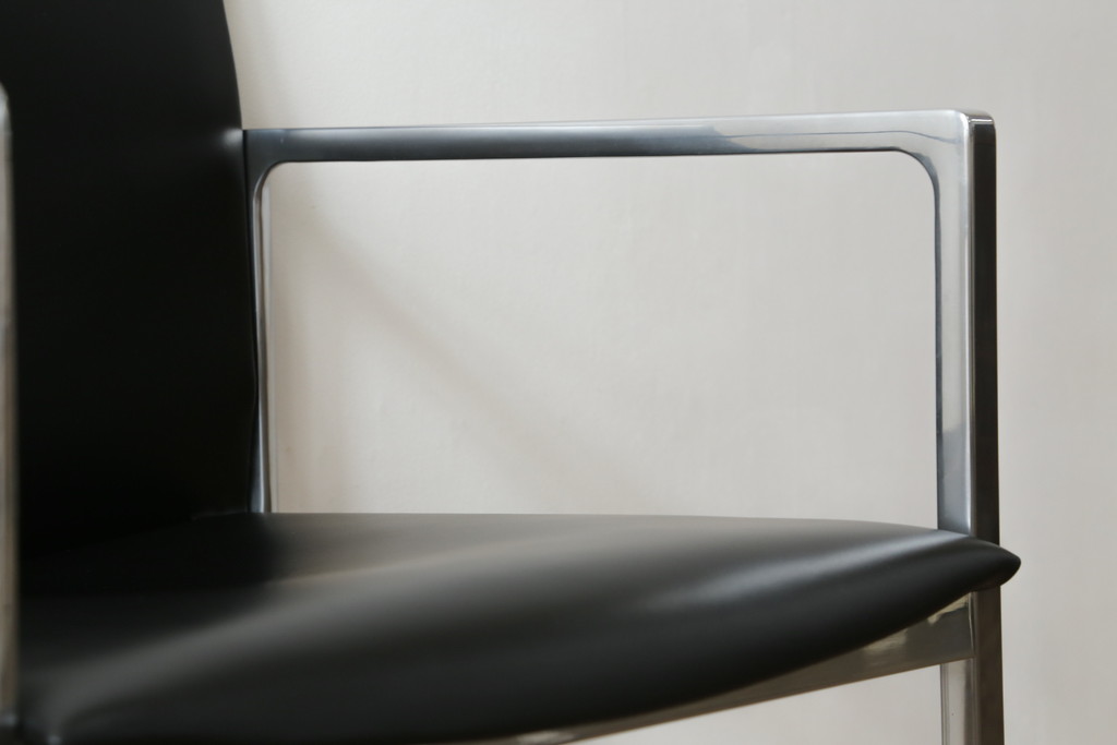 中古　美品!!　Cassina(カッシーナ)　184EVE(イヴ)　洗練されたモダンデザインが目を引くアームチェア(ダイニングチェア、椅子、イス)(定価約30万円)(R-068578)