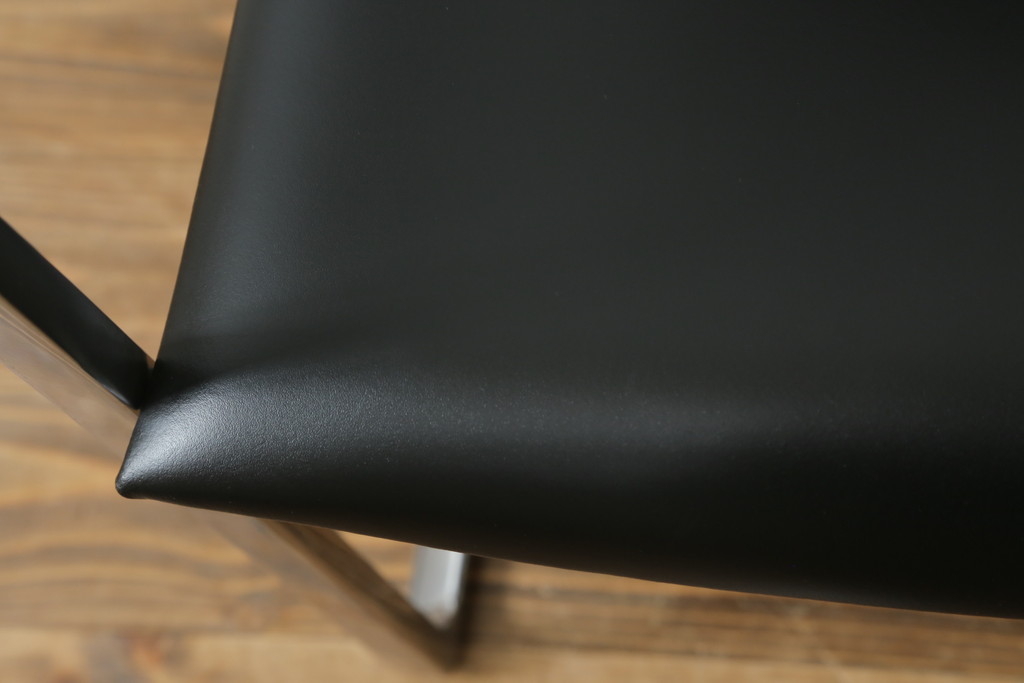 中古　美品!!　Cassina(カッシーナ)　184EVE(イヴ)　洗練されたモダンデザインが目を引くアームチェア(ダイニングチェア、椅子、イス)(定価約30万円)(R-068578)