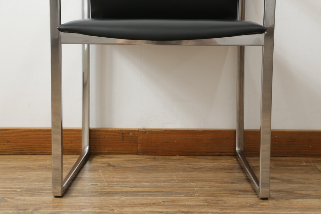 中古　美品!!　Cassina(カッシーナ)　184EVE(イヴ)　洗練されたモダンデザインが目を引くアームチェア(ダイニングチェア、椅子、イス)(定価約30万円)(R-068578)
