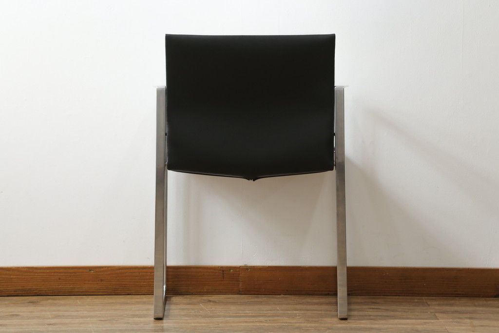 中古　美品!!　Cassina(カッシーナ)　184EVE(イヴ)　洗練されたモダンデザインが目を引くアームチェア(ダイニングチェア、椅子、イス)(定価約30万円)(R-068578)