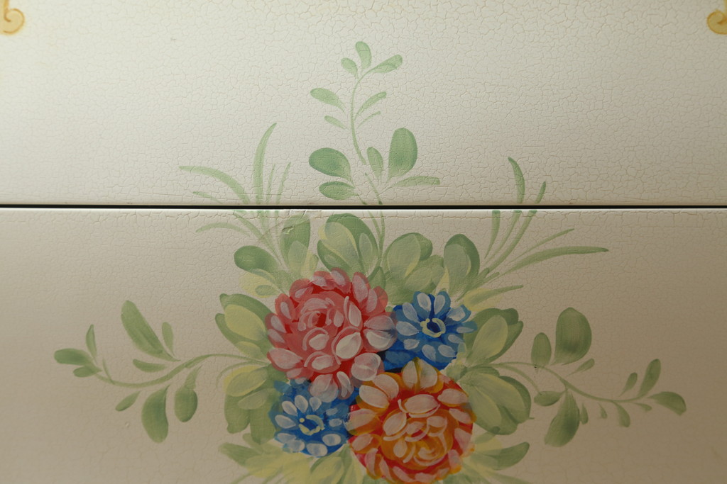 中古　美品　イタリア高級家具　SILIK(シリック)　ロココ調　Art.726　丸みを帯びたデザインが可愛らしい3段チェスト(コモード、サイドチェスト、ドロワー、引き出し)(定価約90万円)(R-065469)