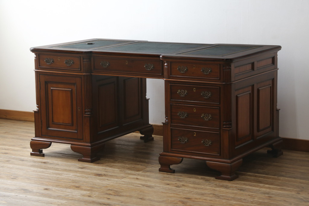 中古　美品　海外輸入品　マホガニー材　レザートップ(革)　Camerin(カメリン)　 VICTORIA COLLECTION(ヴィクトリアコレクション)　エレガントな英国様式プレジデントデスク(ニーホールデスク、両袖デスク、ワークデスク、在宅用、在宅ワーク)(R-061564)