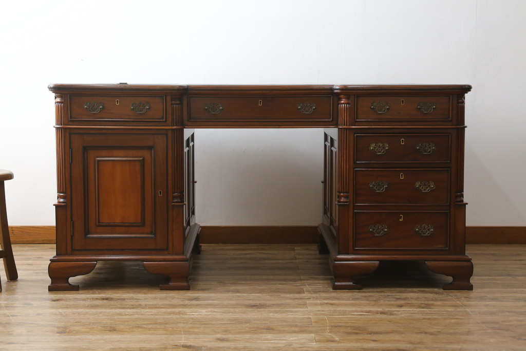 中古　美品　海外輸入品　マホガニー材　レザートップ(革)　Camerin(カメリン)　 VICTORIA COLLECTION(ヴィクトリアコレクション)　エレガントな英国様式プレジデントデスク(ニーホールデスク、両袖デスク、ワークデスク、在宅用、在宅ワーク)(R-061564)