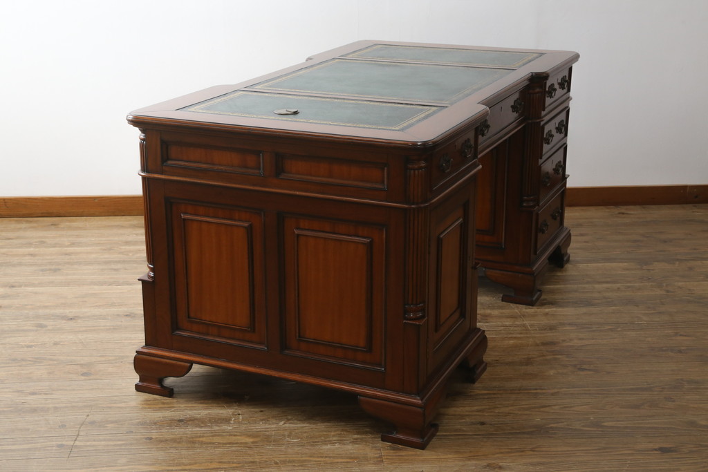 中古　美品　海外輸入品　マホガニー材　レザートップ(革)　Camerin(カメリン)　 VICTORIA COLLECTION(ヴィクトリアコレクション)　エレガントな英国様式プレジデントデスク(ニーホールデスク、両袖デスク、ワークデスク、在宅用、在宅ワーク)(R-061564)