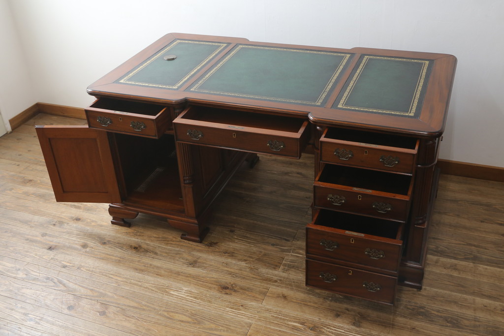 中古　美品　海外輸入品　マホガニー材　レザートップ(革)　Camerin(カメリン)　 VICTORIA COLLECTION(ヴィクトリアコレクション)　エレガントな英国様式プレジデントデスク(ニーホールデスク、両袖デスク、ワークデスク、在宅用、在宅ワーク)(R-061564)