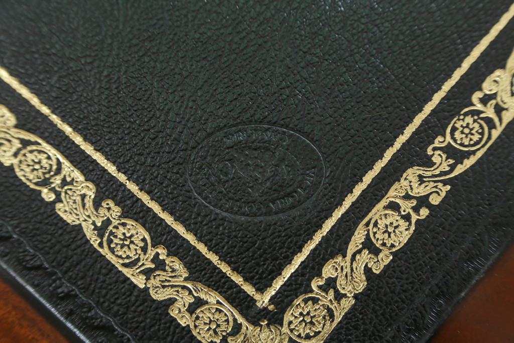 中古　美品　海外輸入品　マホガニー材　レザートップ(革)　Camerin(カメリン)　 VICTORIA COLLECTION(ヴィクトリアコレクション)　エレガントな英国様式プレジデントデスク(ニーホールデスク、両袖デスク、ワークデスク、在宅用、在宅ワーク)(R-061564)