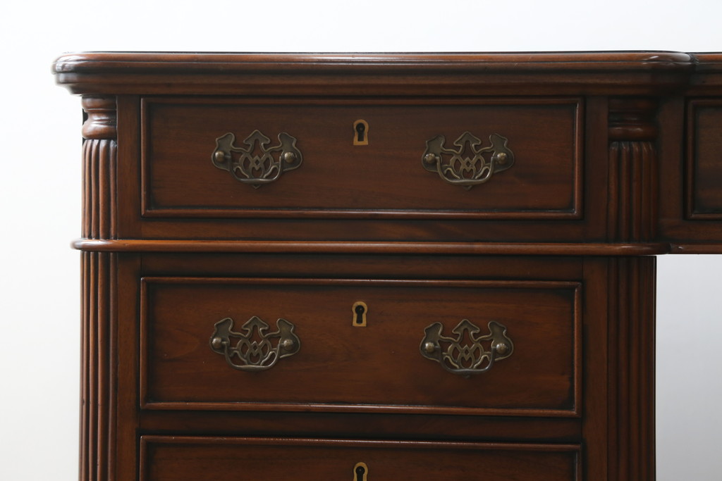中古　美品　海外輸入品　マホガニー材　レザートップ(革)　Camerin(カメリン)　 VICTORIA COLLECTION(ヴィクトリアコレクション)　エレガントな英国様式プレジデントデスク(ニーホールデスク、両袖デスク、ワークデスク、在宅用、在宅ワーク)(R-061564)