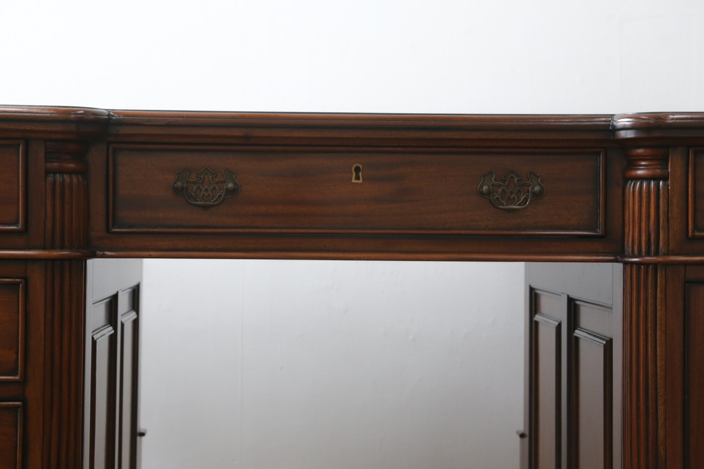 中古　美品　海外輸入品　マホガニー材　レザートップ(革)　Camerin(カメリン)　 VICTORIA COLLECTION(ヴィクトリアコレクション)　エレガントな英国様式プレジデントデスク(ニーホールデスク、両袖デスク、ワークデスク、在宅用、在宅ワーク)(R-061564)