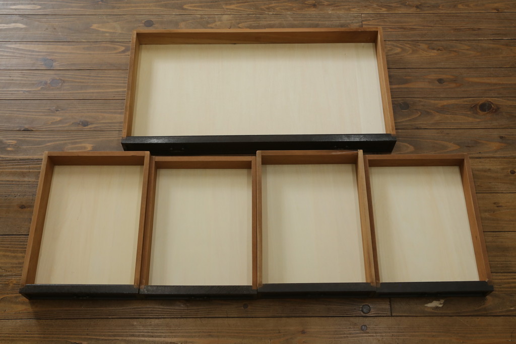 和製アンティーク　超美品!!　奇跡のコンディション!!　高級品　楢(ナラ)材　大正ロマン　古い洋館の彫刻入り　異国情緒を感じる絶妙なデザインが魅力のミラーバックサイドボード(サイドキャビネット、収納棚、戸棚)(R-081748)