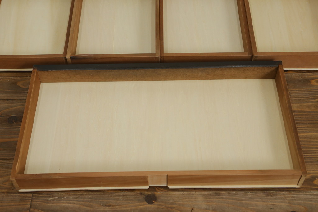 和製アンティーク　超美品!!　奇跡のコンディション!!　高級品　楢(ナラ)材　大正ロマン　古い洋館の彫刻入り　異国情緒を感じる絶妙なデザインが魅力のミラーバックサイドボード(サイドキャビネット、収納棚、戸棚)(R-081748)