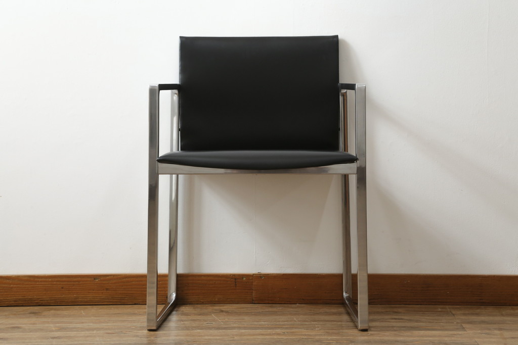 中古　美品!!　Cassina(カッシーナ)　184EVE(イヴ)　洗練されたモダンデザインが目を引くアームチェア(ダイニングチェア、椅子、イス)(定価約30万円)(R-076780)