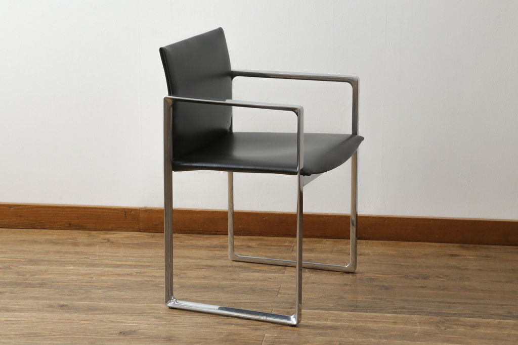 中古　美品!!　Cassina(カッシーナ)　184EVE(イヴ)　洗練されたモダンデザインが目を引くアームチェア(ダイニングチェア、椅子、イス)(定価約30万円)(R-076780)