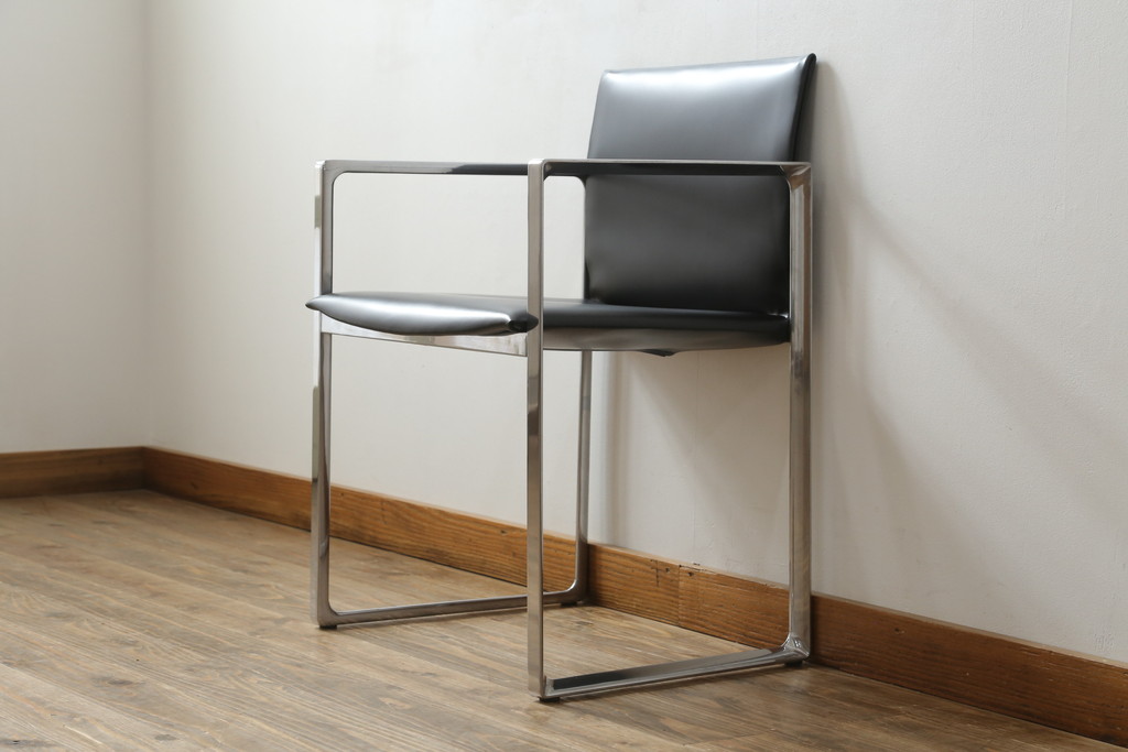 中古　美品!!　Cassina(カッシーナ)　184EVE(イヴ)　洗練されたモダンデザインが目を引くアームチェア(ダイニングチェア、椅子、イス)(定価約30万円)(R-076780)