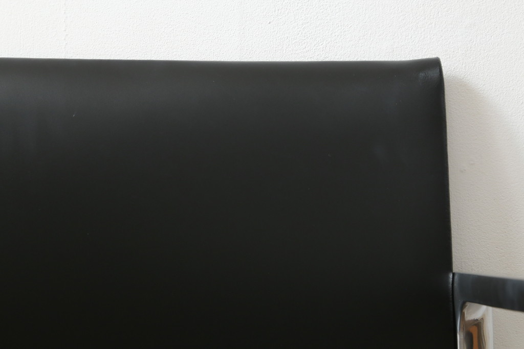 中古　美品!!　Cassina(カッシーナ)　184EVE(イヴ)　洗練されたモダンデザインが目を引くアームチェア(ダイニングチェア、椅子、イス)(定価約30万円)(R-076780)
