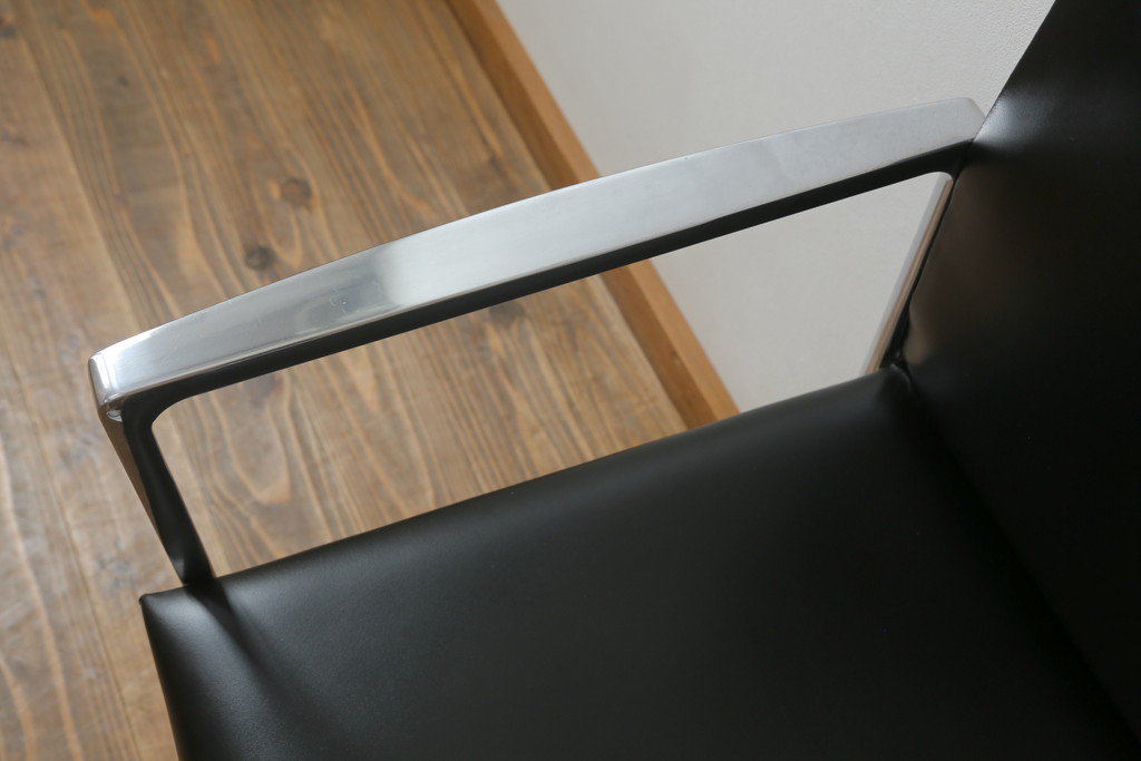 中古　美品!!　Cassina(カッシーナ)　184EVE(イヴ)　洗練されたモダンデザインが目を引くアームチェア(ダイニングチェア、椅子、イス)(定価約30万円)(R-076780)