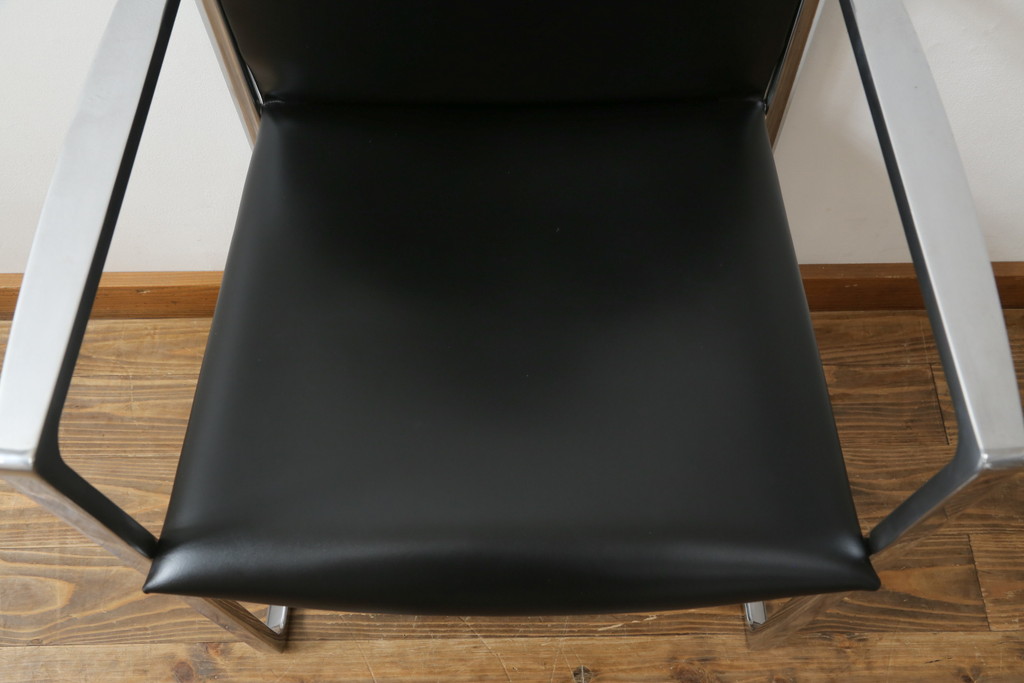 中古　美品!!　Cassina(カッシーナ)　184EVE(イヴ)　洗練されたモダンデザインが目を引くアームチェア(ダイニングチェア、椅子、イス)(定価約30万円)(R-076780)