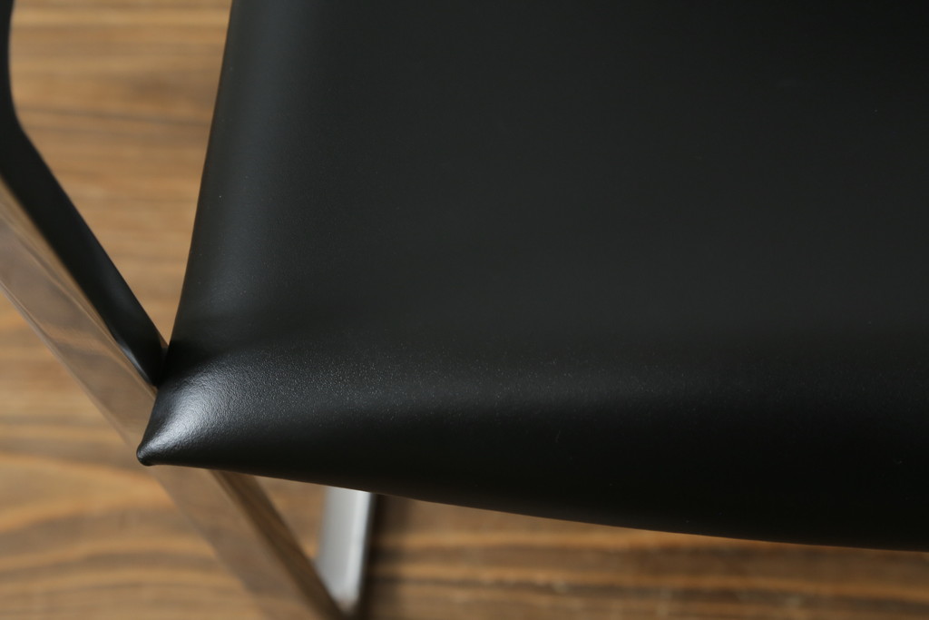 中古　美品!!　Cassina(カッシーナ)　184EVE(イヴ)　洗練されたモダンデザインが目を引くアームチェア(ダイニングチェア、椅子、イス)(定価約30万円)(R-076780)