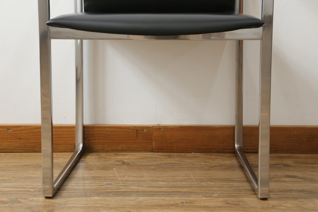 中古　美品!!　Cassina(カッシーナ)　184EVE(イヴ)　洗練されたモダンデザインが目を引くアームチェア(ダイニングチェア、椅子、イス)(定価約30万円)(R-076780)