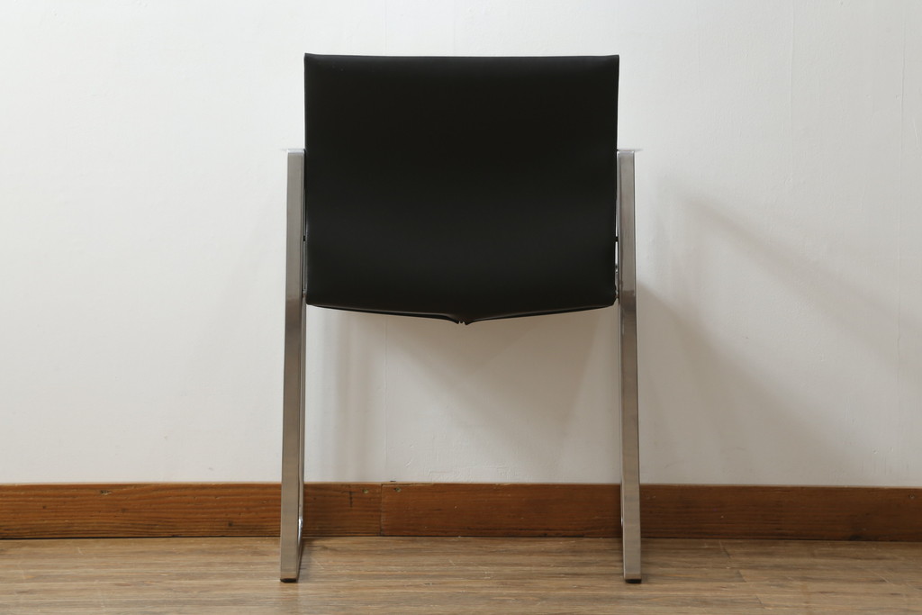 中古　美品!!　Cassina(カッシーナ)　184EVE(イヴ)　洗練されたモダンデザインが目を引くアームチェア(ダイニングチェア、椅子、イス)(定価約30万円)(R-076780)