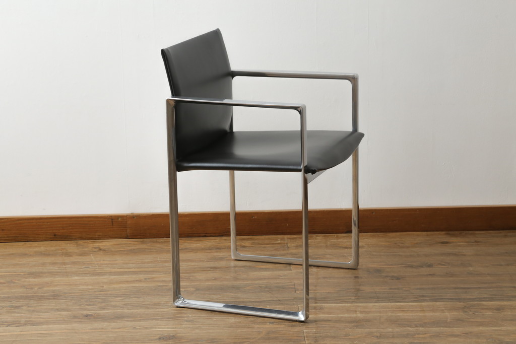 中古　美品!!　Cassina(カッシーナ)　184EVE(イヴ)　洗練されたモダンデザインが目を引くアームチェア(ダイニングチェア、椅子、イス)(定価約30万円)(R-076794)