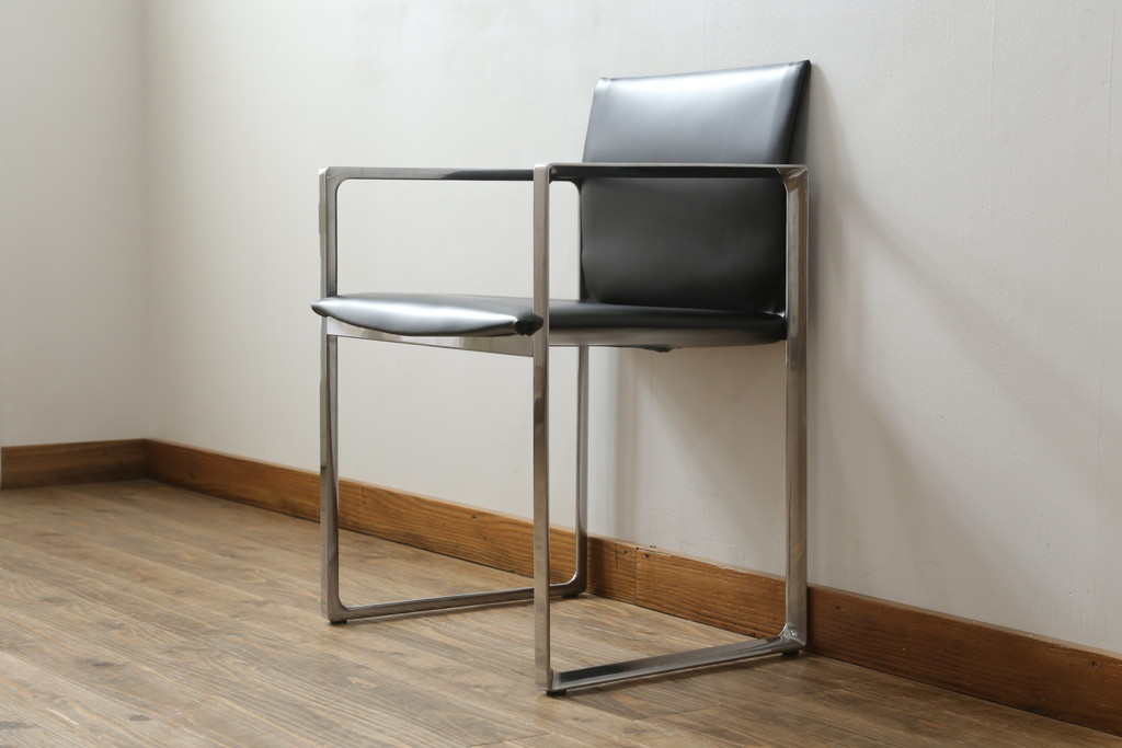中古　美品!!　Cassina(カッシーナ)　184EVE(イヴ)　洗練されたモダンデザインが目を引くアームチェア(ダイニングチェア、椅子、イス)(定価約30万円)(R-076794)
