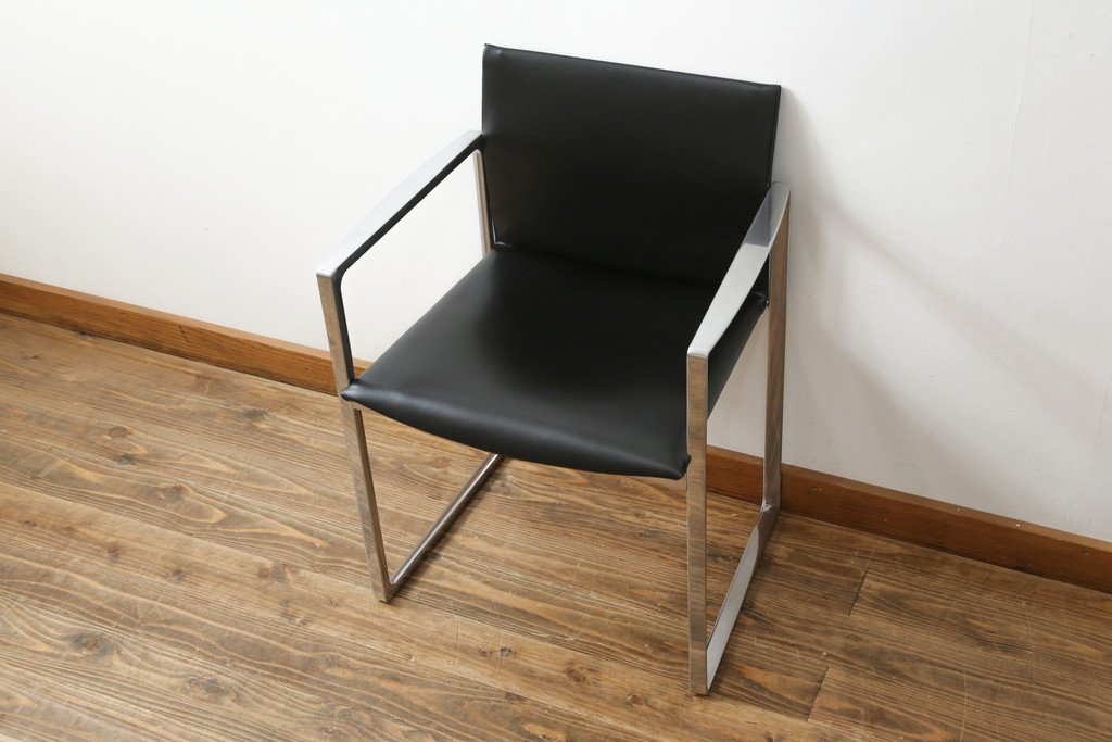 中古　美品!!　Cassina(カッシーナ)　184EVE(イヴ)　洗練されたモダンデザインが目を引くアームチェア(ダイニングチェア、椅子、イス)(定価約30万円)(R-076794)