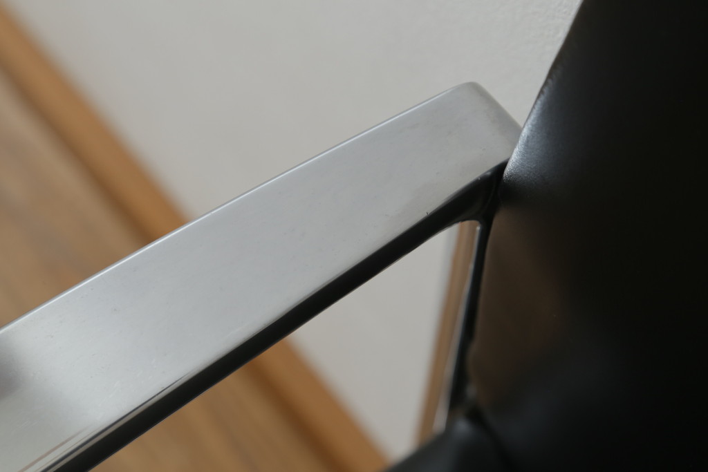 中古　美品!!　Cassina(カッシーナ)　184EVE(イヴ)　洗練されたモダンデザインが目を引くアームチェア(ダイニングチェア、椅子、イス)(定価約30万円)(R-076794)
