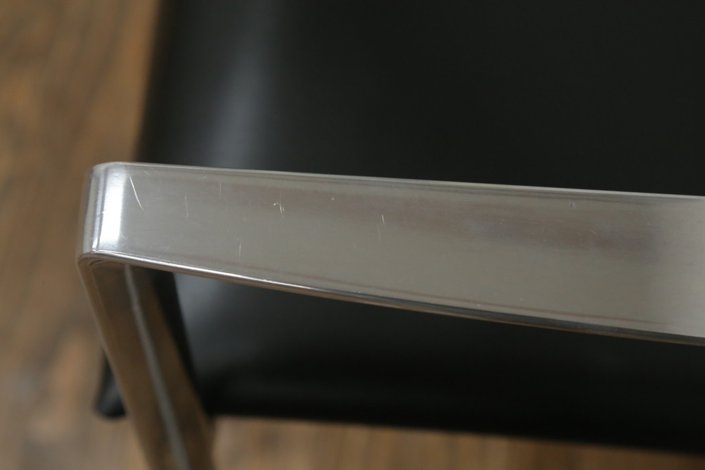 中古　美品!!　Cassina(カッシーナ)　184EVE(イヴ)　洗練されたモダンデザインが目を引くアームチェア(ダイニングチェア、椅子、イス)(定価約30万円)(R-076794)