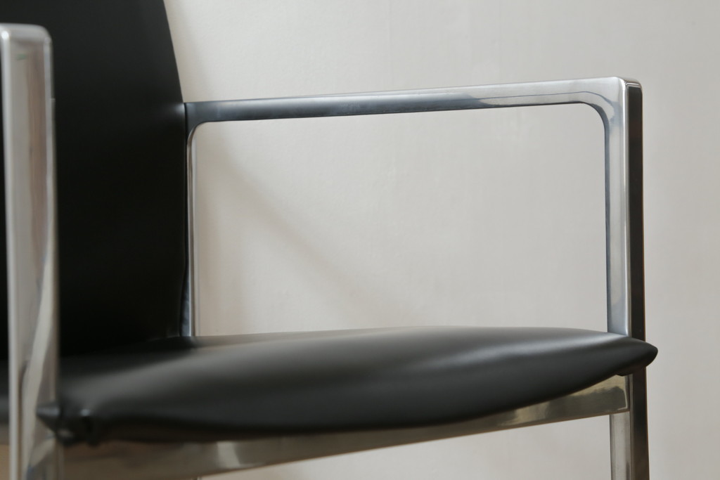 中古　美品!!　Cassina(カッシーナ)　184EVE(イヴ)　洗練されたモダンデザインが目を引くアームチェア(ダイニングチェア、椅子、イス)(定価約30万円)(R-076794)