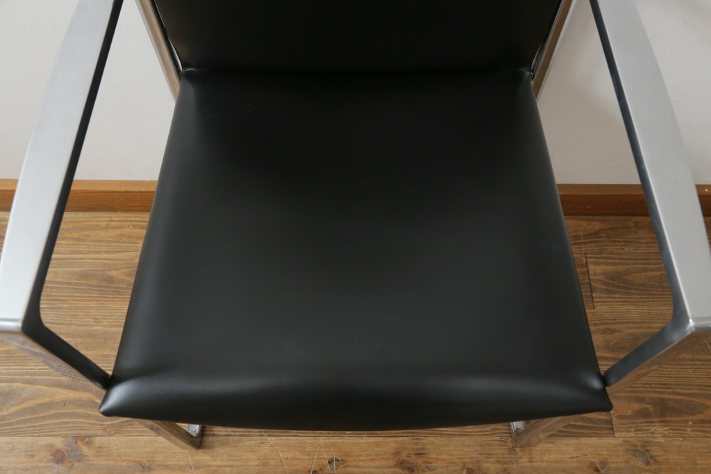 中古　美品!!　Cassina(カッシーナ)　184EVE(イヴ)　洗練されたモダンデザインが目を引くアームチェア(ダイニングチェア、椅子、イス)(定価約30万円)(R-076794)