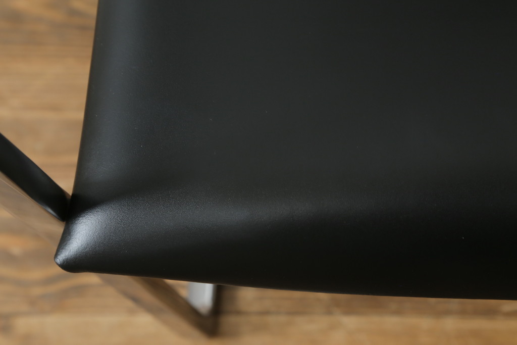 中古　美品!!　Cassina(カッシーナ)　184EVE(イヴ)　洗練されたモダンデザインが目を引くアームチェア(ダイニングチェア、椅子、イス)(定価約30万円)(R-076794)