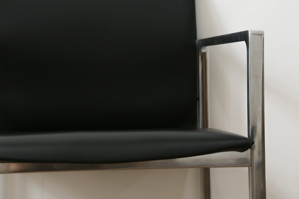 中古　美品!!　Cassina(カッシーナ)　184EVE(イヴ)　洗練されたモダンデザインが目を引くアームチェア(ダイニングチェア、椅子、イス)(定価約30万円)(R-076794)