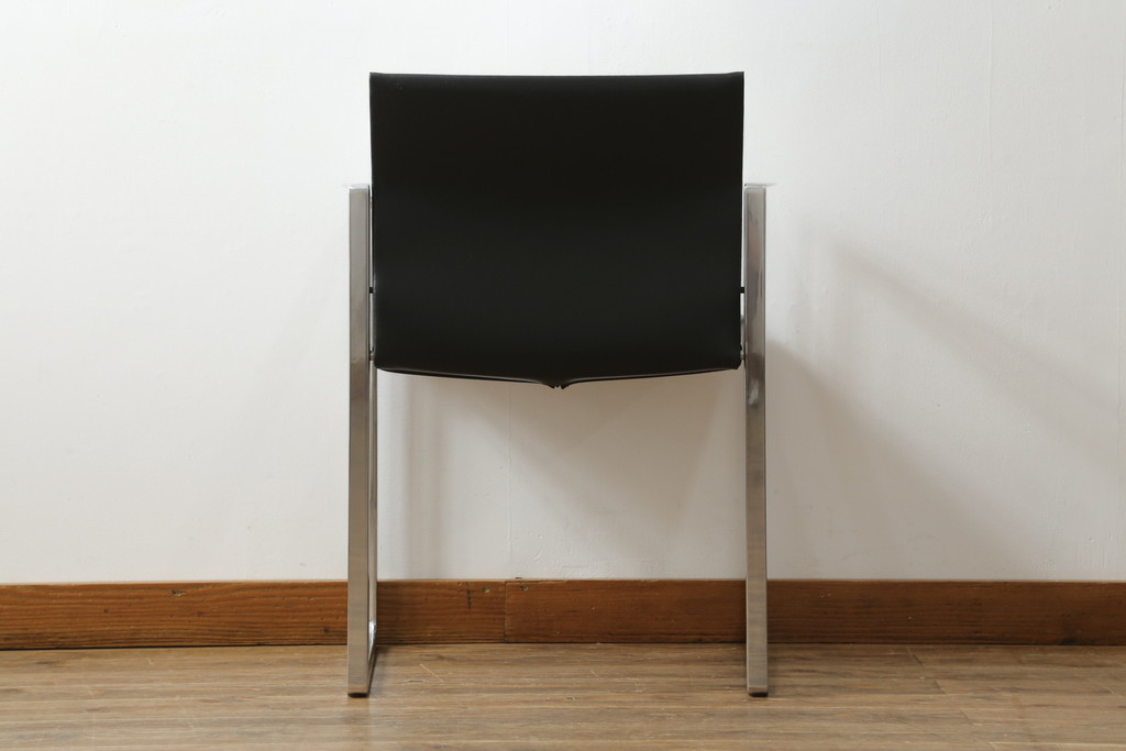 中古　美品!!　Cassina(カッシーナ)　184EVE(イヴ)　洗練されたモダンデザインが目を引くアームチェア(ダイニングチェア、椅子、イス)(定価約30万円)(R-076794)