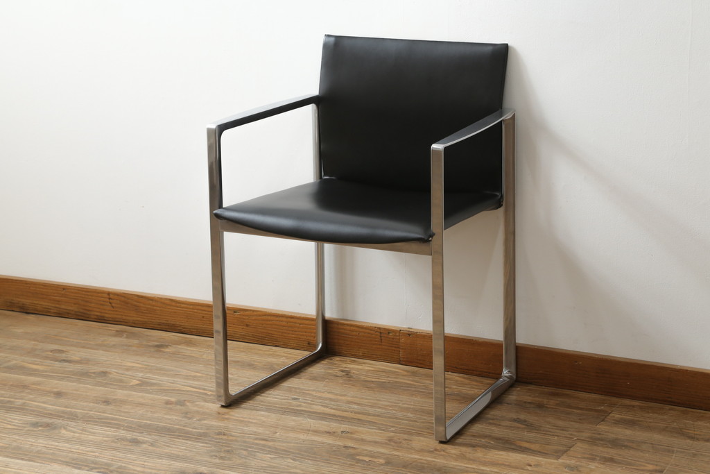 中古　美品!!　Cassina(カッシーナ)　184EVE(イヴ)　洗練されたモダンデザインが目を引くアームチェア(ダイニングチェア、椅子、イス)(定価約30万円)(R-076795)