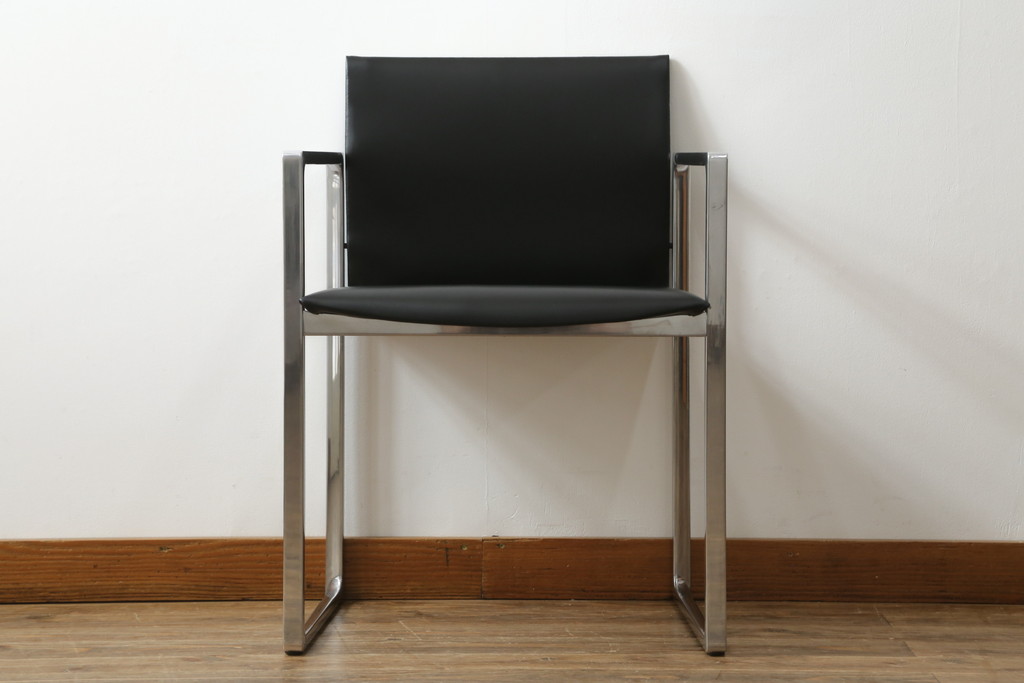 中古　美品!!　Cassina(カッシーナ)　184EVE(イヴ)　洗練されたモダンデザインが目を引くアームチェア(ダイニングチェア、椅子、イス)(定価約30万円)(R-076795)