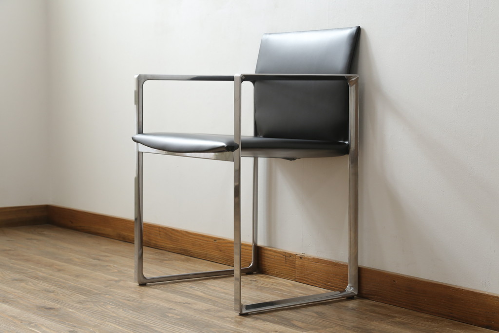 中古　美品!!　Cassina(カッシーナ)　184EVE(イヴ)　洗練されたモダンデザインが目を引くアームチェア(ダイニングチェア、椅子、イス)(定価約30万円)(R-076795)