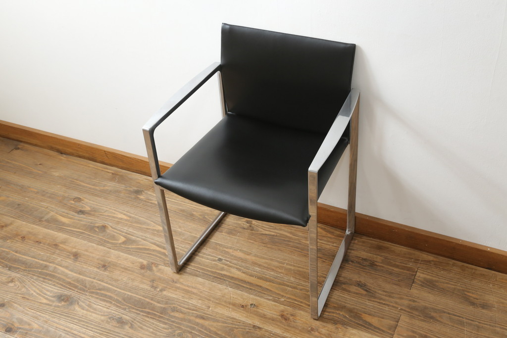 中古　美品!!　Cassina(カッシーナ)　184EVE(イヴ)　洗練されたモダンデザインが目を引くアームチェア(ダイニングチェア、椅子、イス)(定価約30万円)(R-076795)
