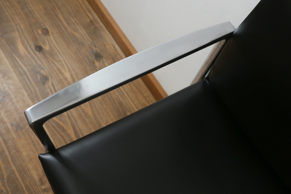 中古　美品!!　Cassina(カッシーナ)　184EVE(イヴ)　洗練されたモダンデザインが目を引くアームチェア(ダイニングチェア、椅子、イス)(定価約30万円)(R-076795)