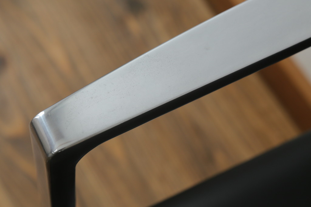 中古　美品!!　Cassina(カッシーナ)　184EVE(イヴ)　洗練されたモダンデザインが目を引くアームチェア(ダイニングチェア、椅子、イス)(定価約30万円)(R-076795)